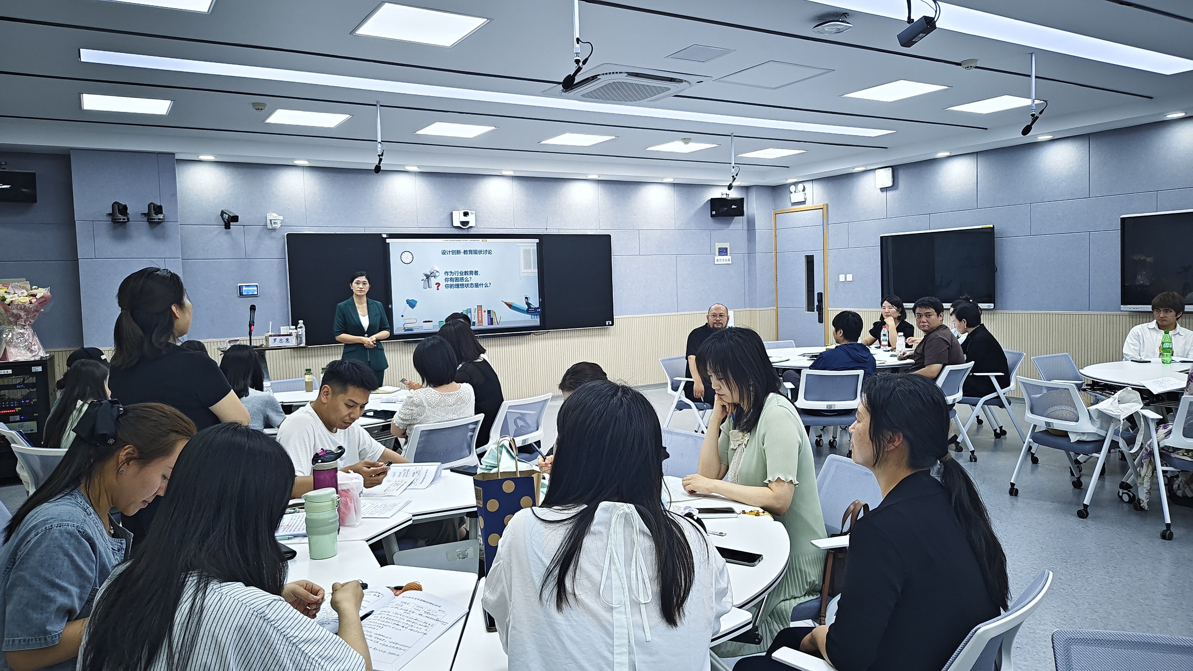 艺术学院举办育人育才青年教师特色培训“AI时代，学习也要智胜——探索人工智能在设计传承与创新中的应用”主题讲座