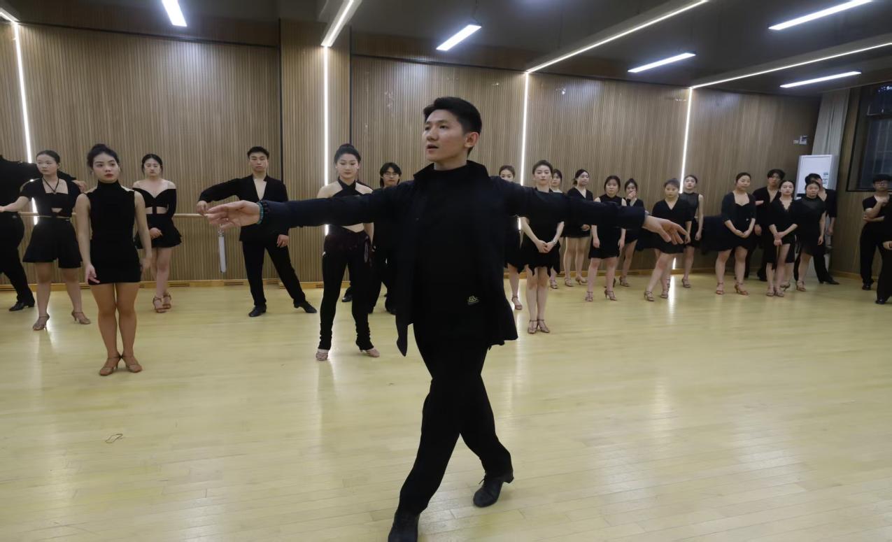 冠军示范引领 名师解析要诀 —— 艺术学院举办舞蹈表演专升本技术考试指导讲座