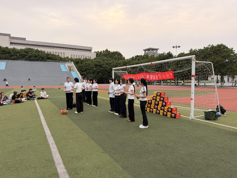 艺术学院举办“音聚草坪 艺创美好”青春音乐市集活动